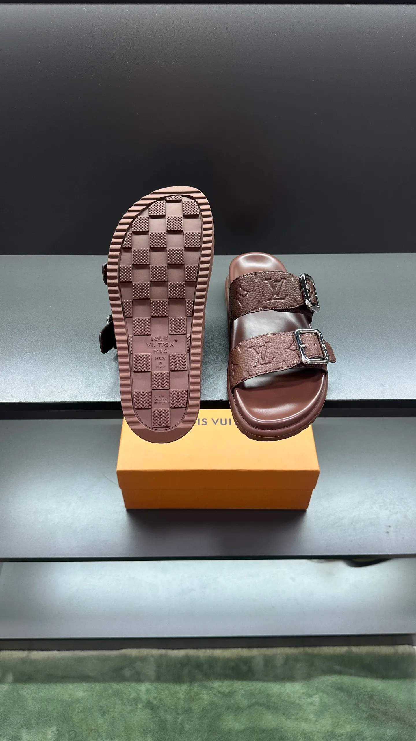 P320 🔍Top purchasing agent LV men's spring and summer slippers counter synchronized. The uppers are made of cowhide fabric imported from Italy, with logo graphics and high-quality craftsmanship. The soles are: original soles specially provided by the original factory. Exclusive molded soles are super comfortable. Original factory follow-up orders. 🔍🔍High quality. You can enter and exit the counter at will. Welcome to compare. Size 38-45